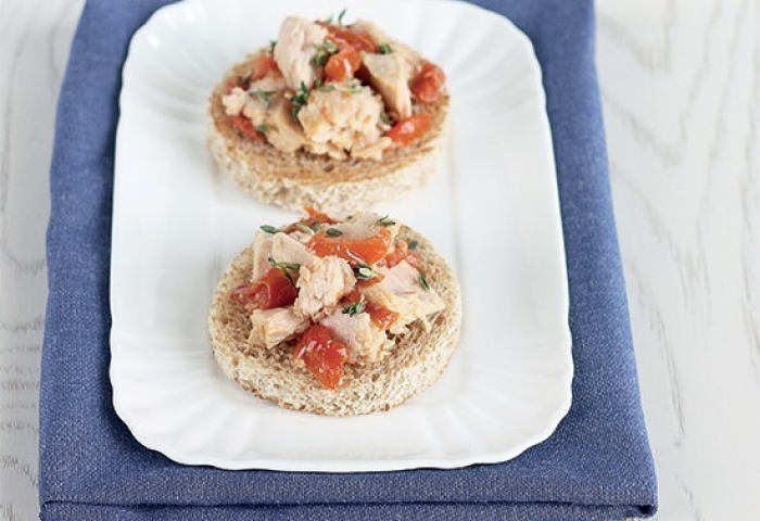 Crostini con tonno e pomodori secchi