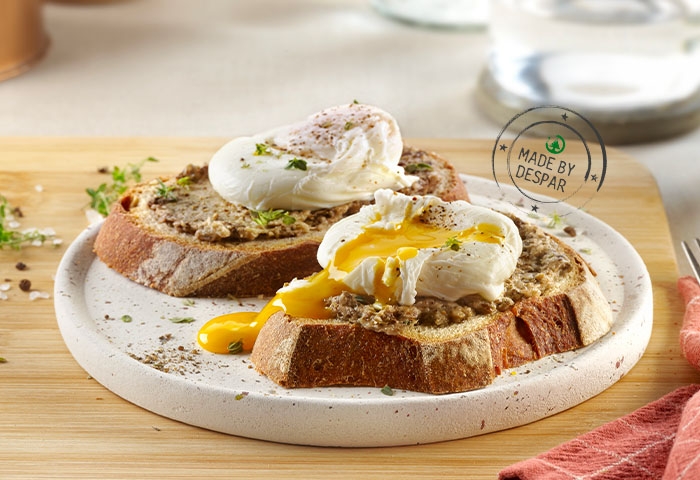 Crostone di pane con uovo in camicia e pesto di radicchio e noci