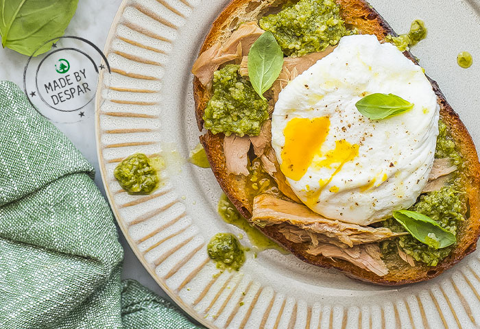 Crostoni con pesto, uova e tonno