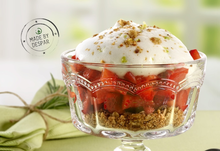 Crumble di frutta secca e cereali, mousse allo yogurt bianco, fragole macerate al lime e cardamomo
