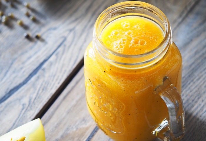 Estratto di melone, mela verde, pesca e carote