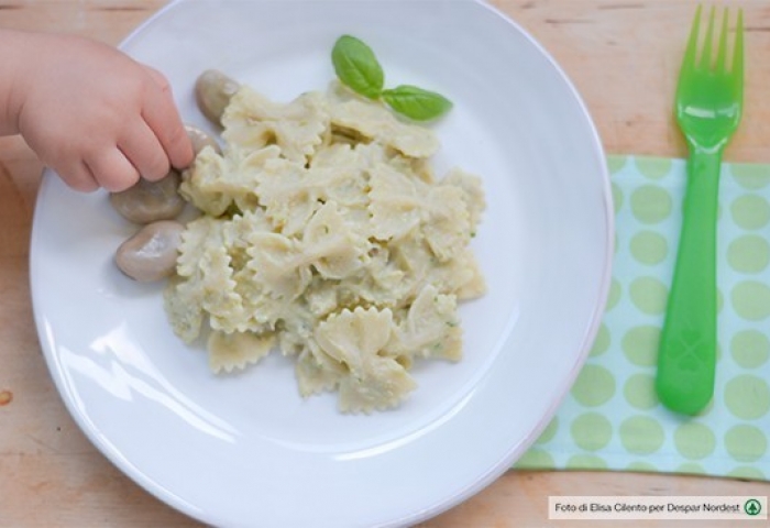 Farfalle con crema di fave, ricotta e basilico