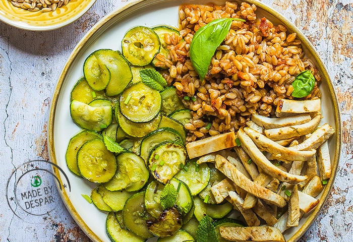 Farro al pesto di pomodori secchi con zucchine trifolate e tacchino