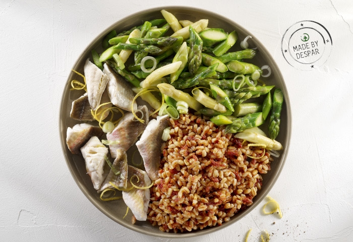 Farro con bocconcini di gallinella, asparagi verdi e bianchi, zeste di limone