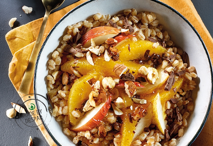 Farro dolce speziato con arancia, pere e frutta secca al profumo di caffè