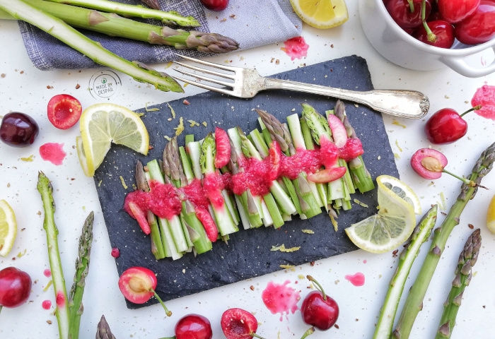 Fiammiferi di asparagi con aspretto di ciliegie