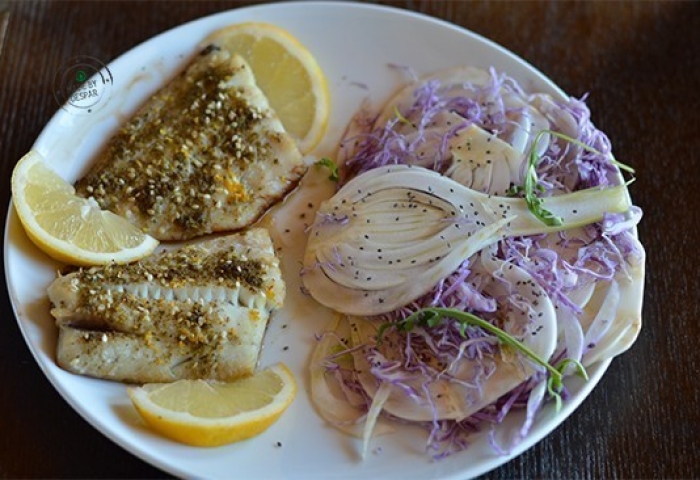 Filetti di merluzzo con insalatina di finocchi, cavolo viola e semi di chia