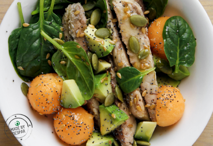 Filetti di sgombro con melone, avocado, spinacino e semi oleosi