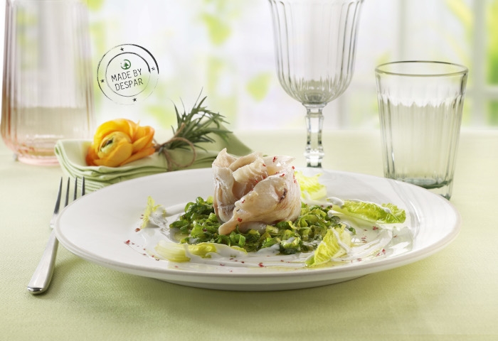 Filetto di merluzzo in salsa pil-pil al latte di cocco, lattuga marinata al rafano e curry