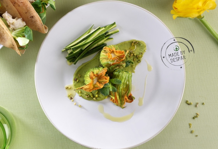Fiori di zucca ripieni di patate, menta e pecorino su hummus di fave e pistacchi