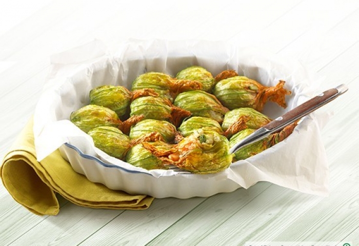 Fiori di zucca ripieni di quinoa e verdure croccanti