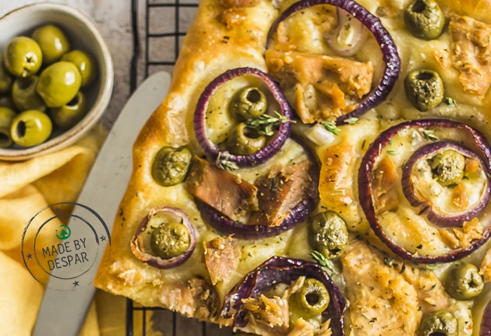 Focaccia con filetti di tonno, cipolla rossa e olive