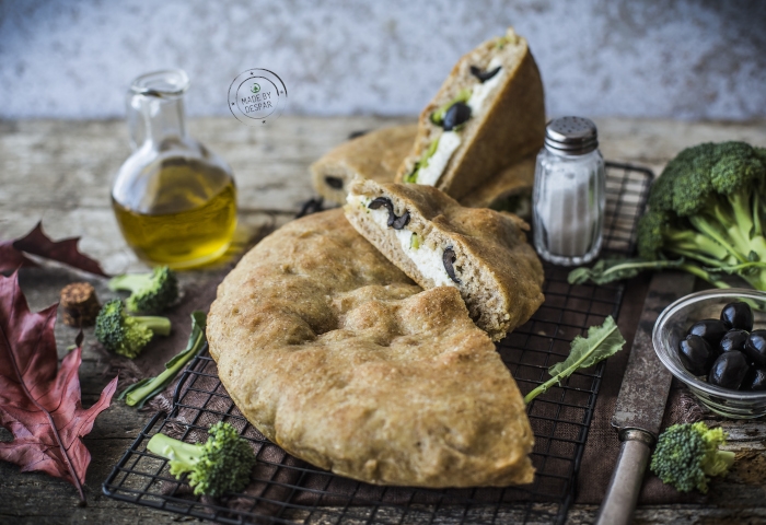 Focaccia farcita con broccoli, ricotta e olive