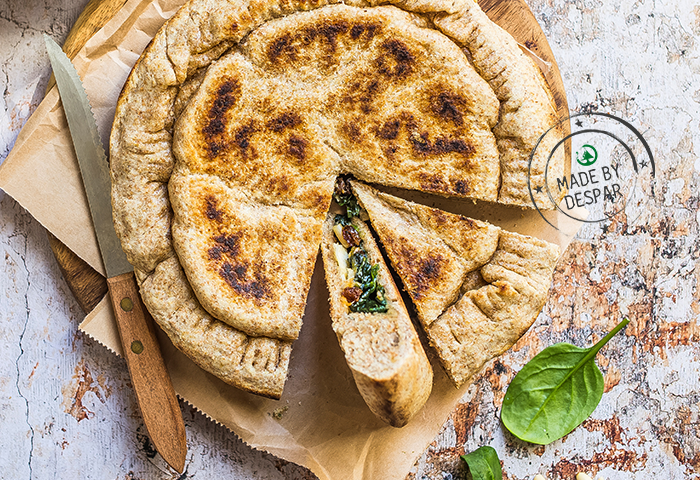 Focaccia in padella con spinacini, pinoli e uvetta