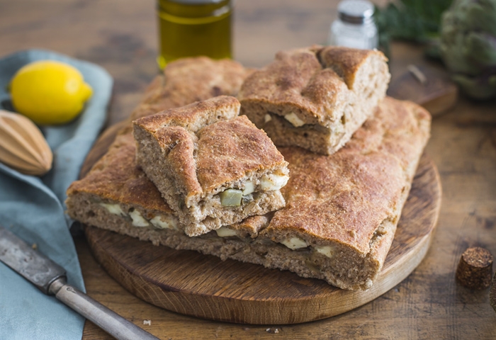 Focaccia integrale con carciofi e primosale
