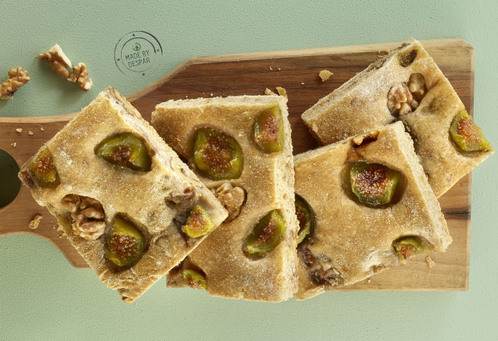 Focaccia integrale con fichi freschi e noci