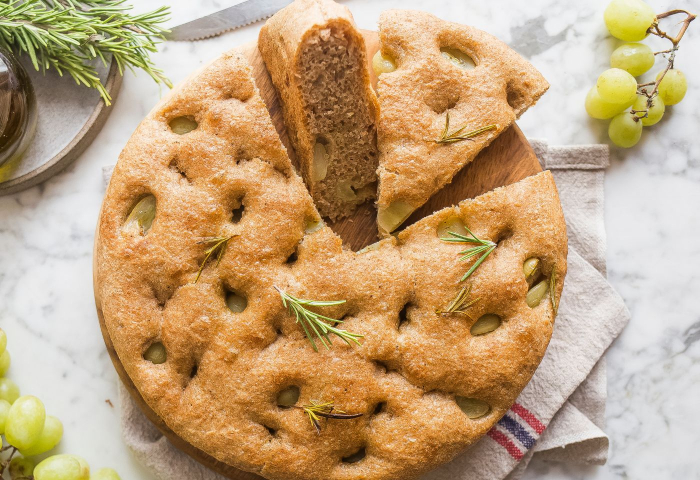 Focaccia integrale con uva e rosmarino