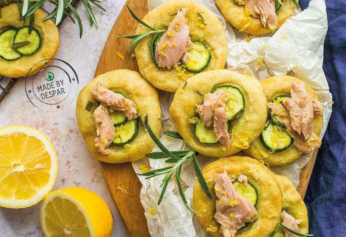 Focaccine senza lievitazione con filetti di tonno e zucchine
