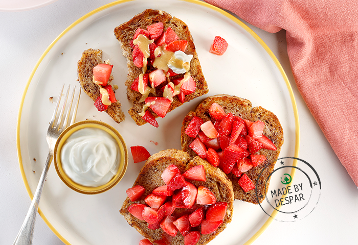 French toast al forno con fragole, yogurt greco e crema di nocciole
