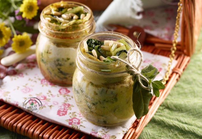 Frittata in vaso da picnic con verdure di stagione, erbe aromatiche e pinoli