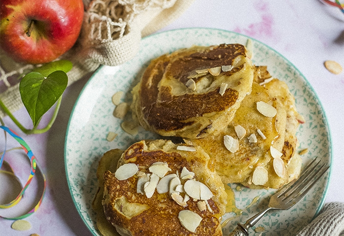 Frittelle di mele con mandorle e farina di grano saraceno