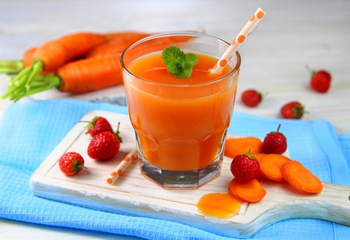 Frullato di fragole, carote e semi oleosi