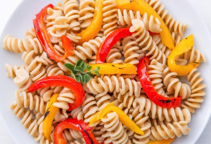 Fusilli integrali con peperoni e olio alla maggiorana