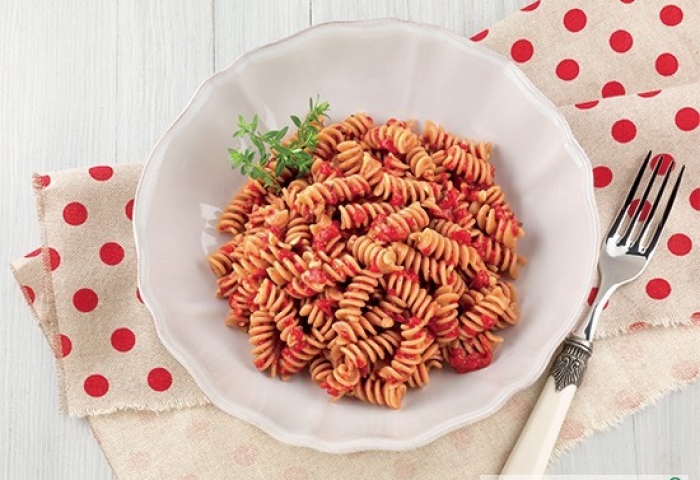 Fusilli integrali con pesto di peperoni, timo e pinoli