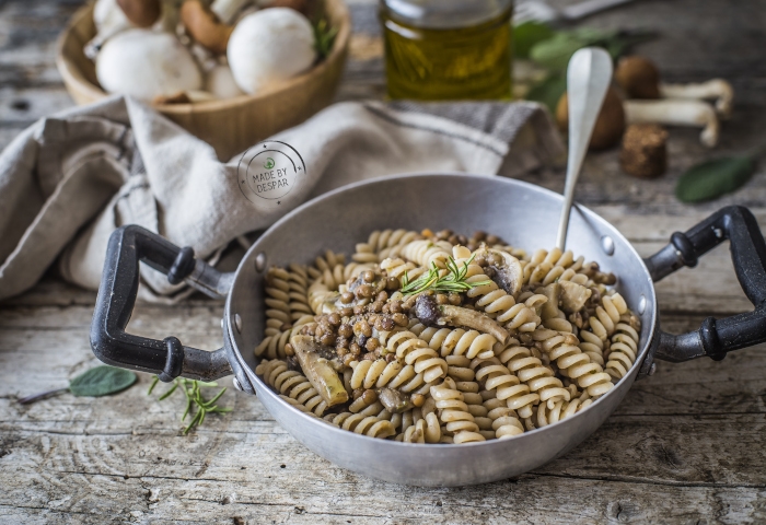 Fusilli integrali con ragù bianco di lenticchie e funghi