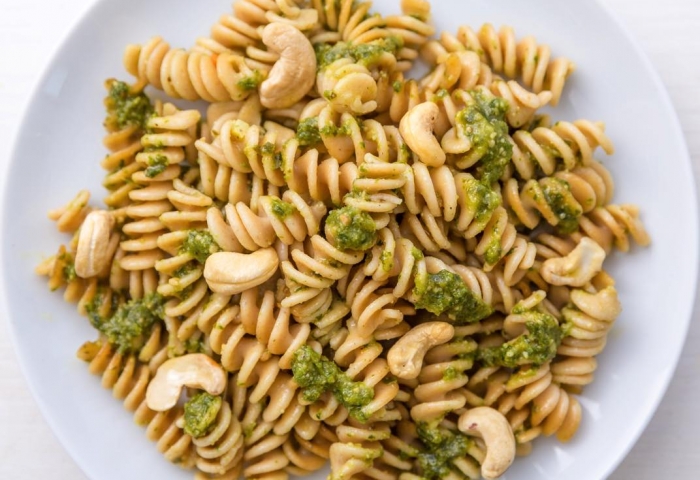 Fusilli integrali con ravanelli e anacardi