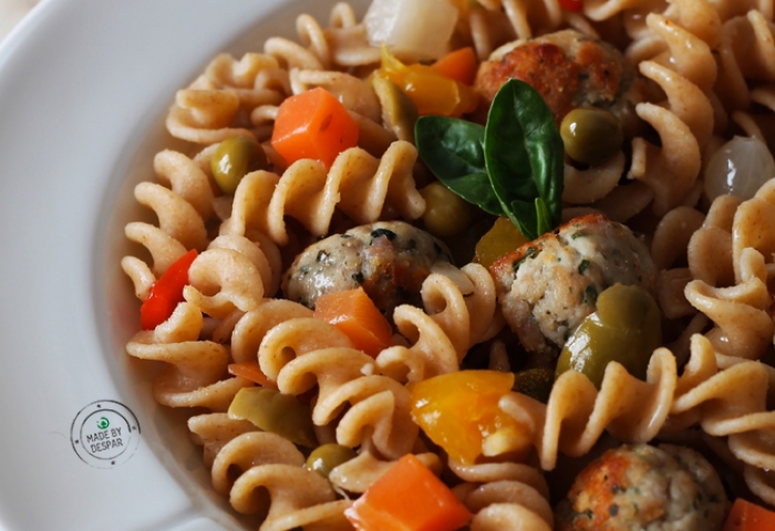 Fusilli integrali con verdure e polpettine di maiale alle erbe