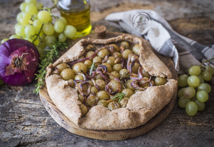Galette salata con uva e cipolla rossa