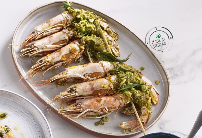 Gamberi in stecco con pistacchi e salsa di avocado
