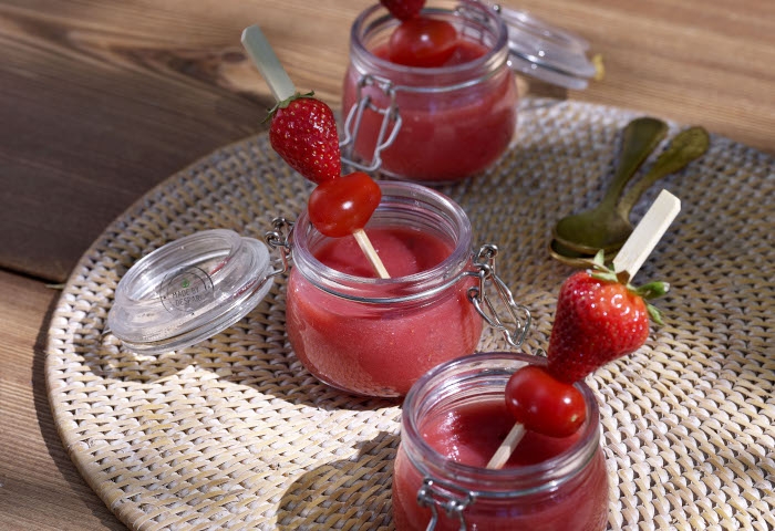 Gazpacho di anguria, datterini e fragole