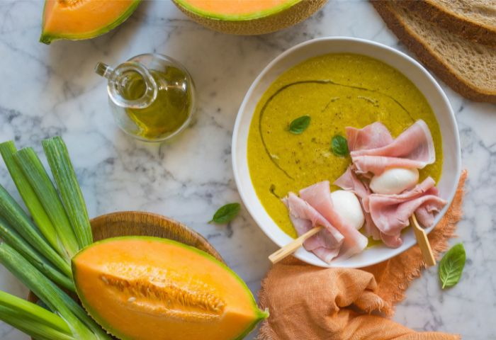 Gazpacho di melone e cetrioli con spiedini di prosciutto cotto e mozzarelline