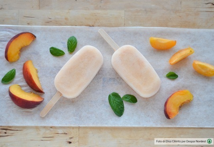 Gelato allo yogurt con albicocche e pesche