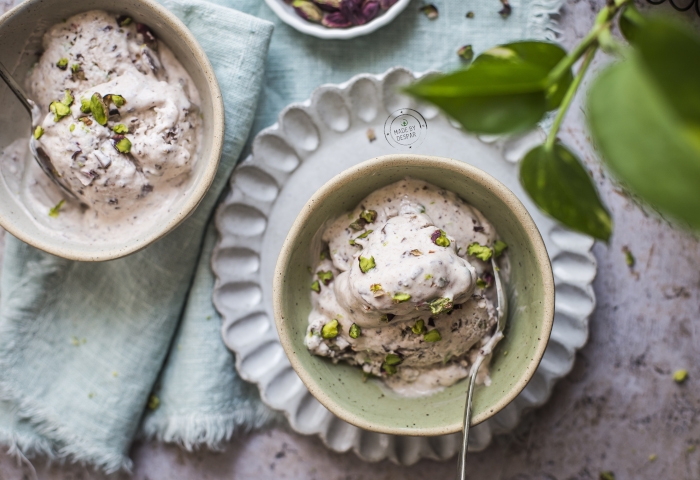 Gelato allo yogurt con pistacchi e cioccolato fondente