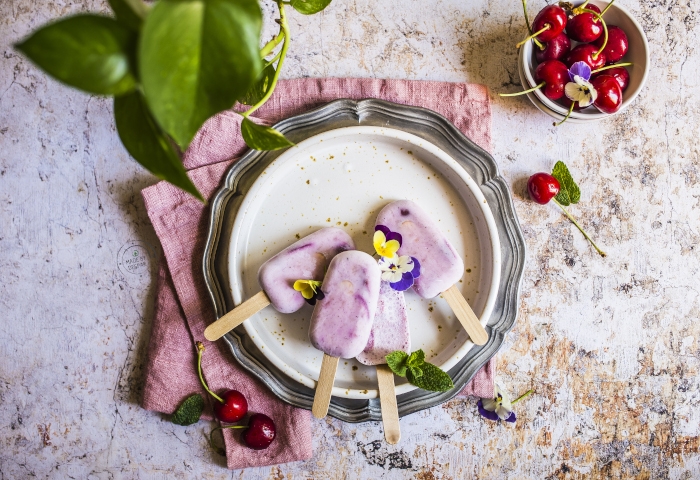Gelato vegan al latte di cocco e ciliegie