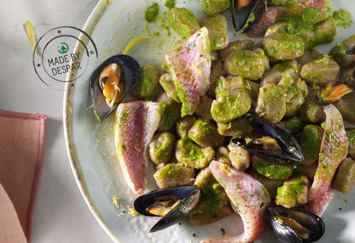 Gnocchetti di patate al pesto di pistacchi e prezzemolo, cozze, triglie e limone