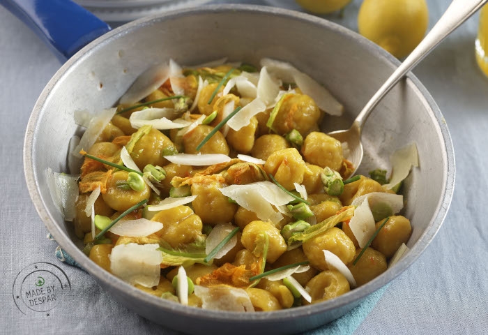 Gnocchi alla curcuma, asparagi, fave, pecorino e fiori di zucca