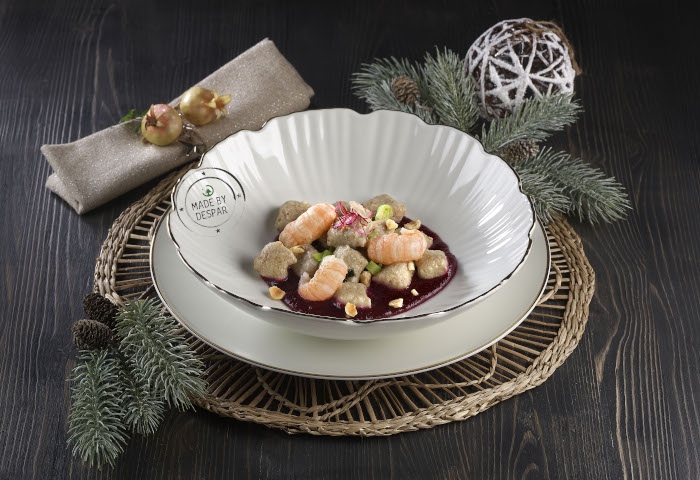 Gnocchi di castagne con ragù di scampi su crema di rapa rossa e nocciole