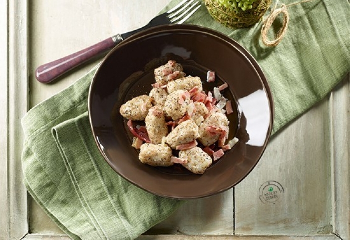 Gnocchi di cavolfiore con speck e semi di papavero