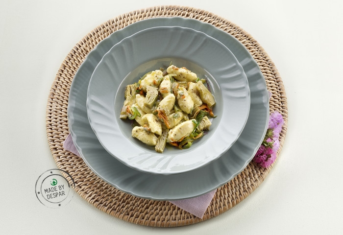 Gnocchi di ricotta con sauté di carciofi e fiori di zucca