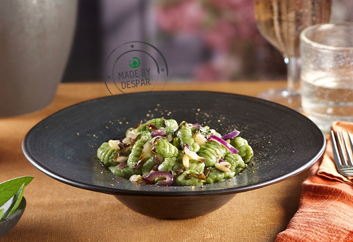 Gnocchi verdi di patate e cicoria con radicchio saltato, pinoli e alici