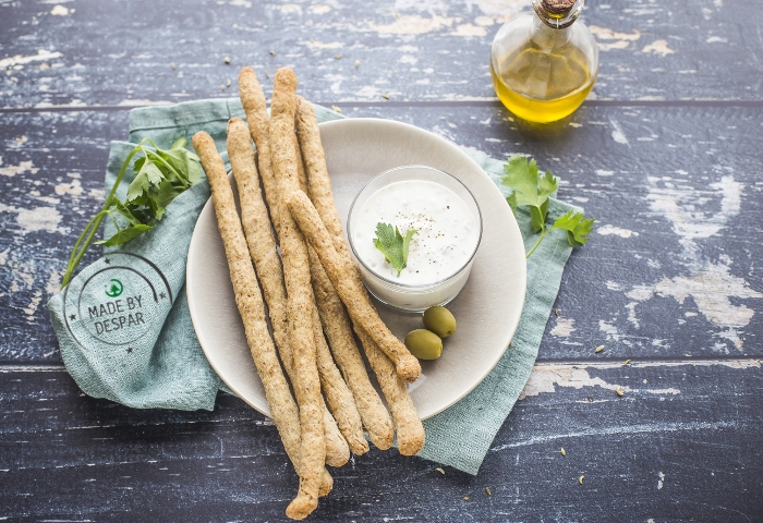 Grissini integrali con salsa allo yogurt greco e olive