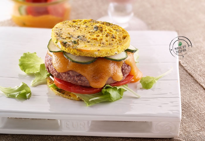 Hamburger di manzo in frittata con crema di carote piccante