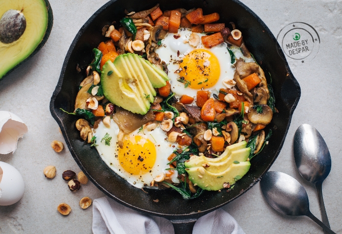 Hash di zucca e funghi con uova e avocado
