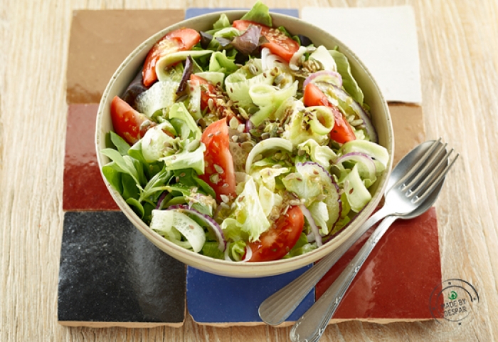 Insalata con cetrioli, cipolla di Tropea e vinaigrette alla senape