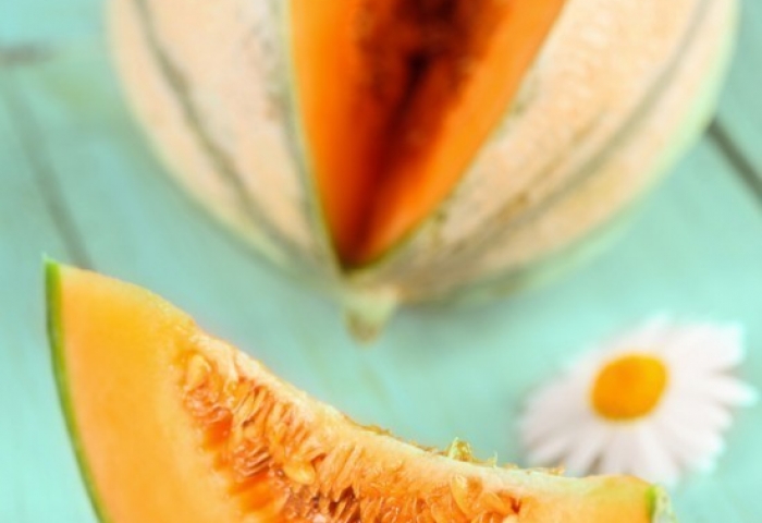 Insalata con melone, ciliegie e dressing ai frutti rossi