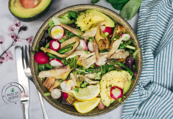Insalata con pollo, avocado, carciofi e asparagi